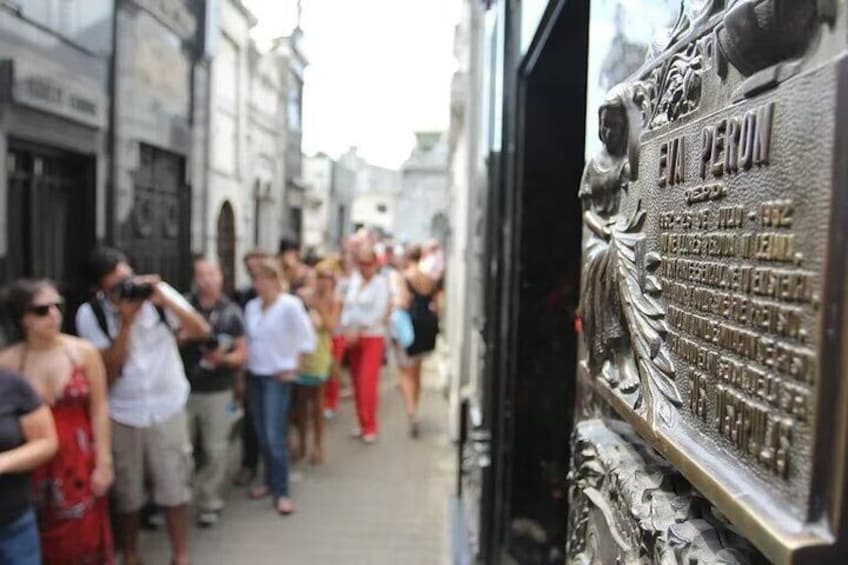 Recoleta Tour for Curious People