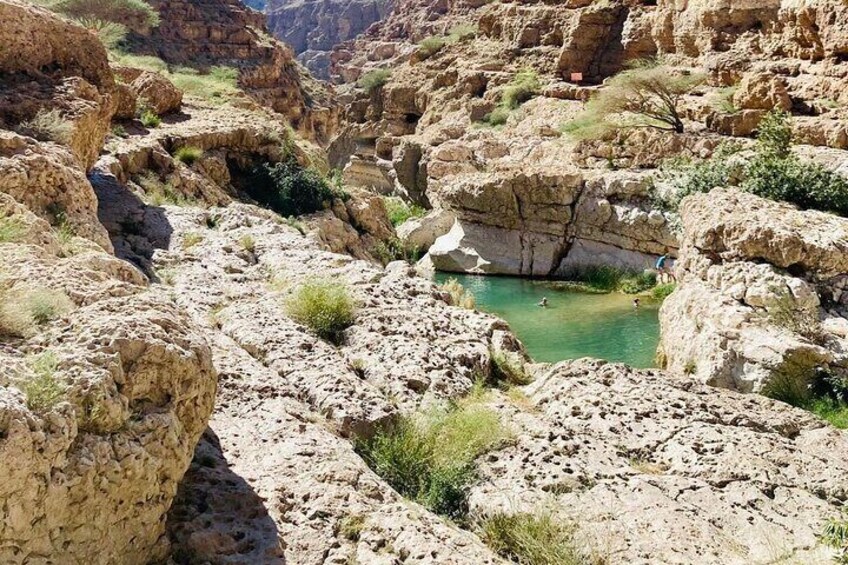 Muscat: Wadi Shab & Bimmah Sinkhole Full-Day Tour with Lunch