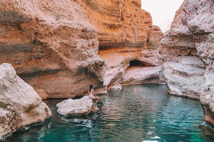 Muscat: Wadi Shab & Bimmah Sinkhole Full-Day Tour with Lunch