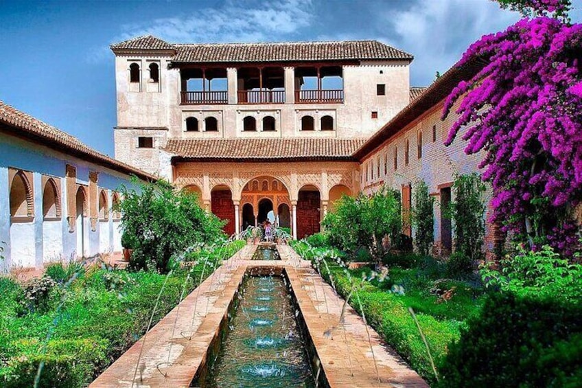 Full Day Private Tour to The Alhambra and Granada