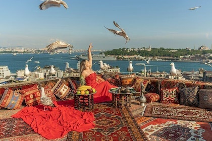 Istanbul fotografering med flygande klänning