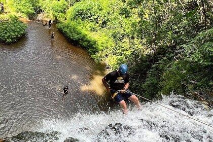 Kleine groep waterval abseilen in Lihue