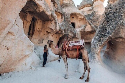 Viaje de 2 días a Capadocia con paseo en globo y safari en camello