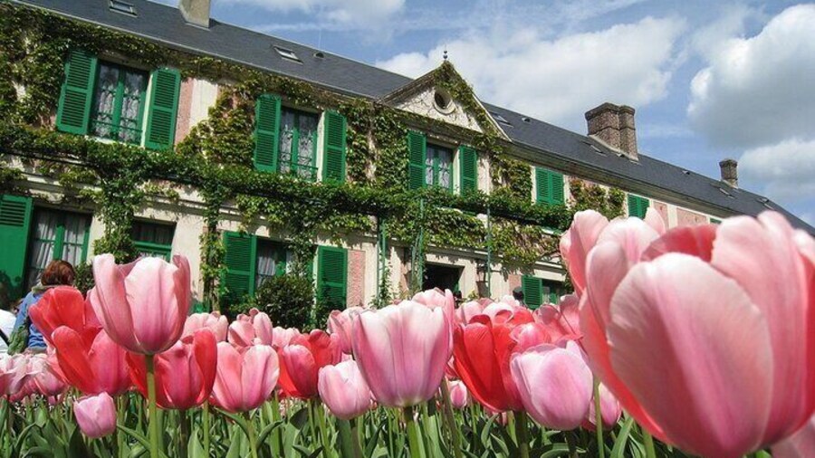 Full Day Private Tour in Giverny & La Roche Guyon