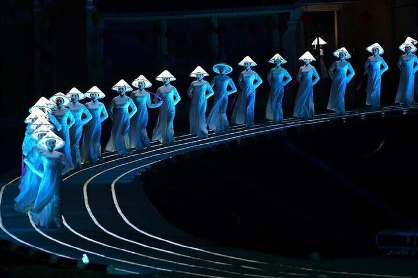 Watch a mesmerizing show of song and dance about Hoi An’s past