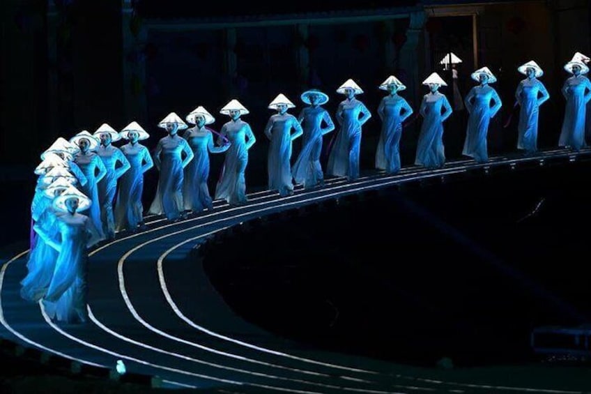 Watch a mesmerizing show of song and dance about Hoi An’s past