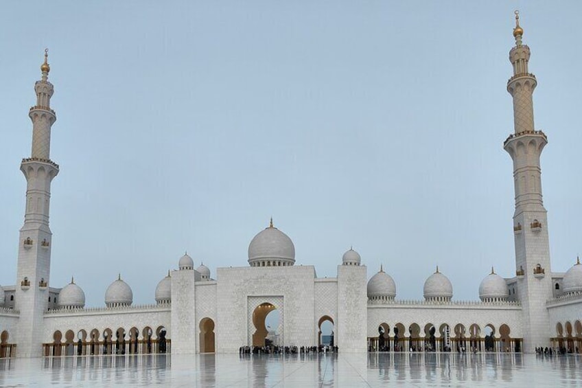 Step into the awe-inspiring beauty of the Abu Dhabi Grand Mosque, a captivating fusion of modern elegance and traditional Islamic splendor.