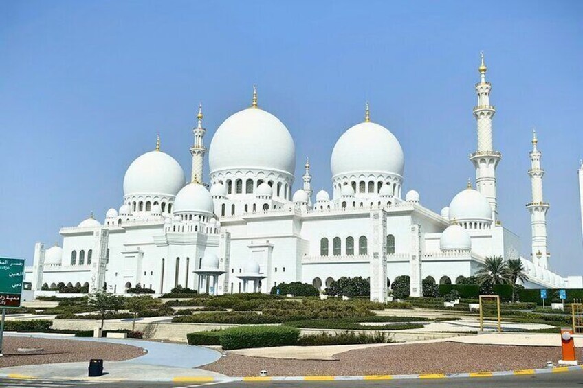 Step into the awe-inspiring beauty of the Abu Dhabi Grand Mosque, a captivating fusion of modern elegance and traditional Islamic splendor.