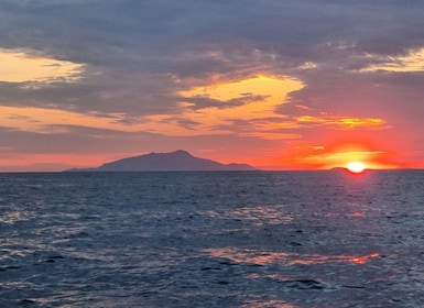 Privé boottocht bij zonsondergang langs de kust van Sorrento