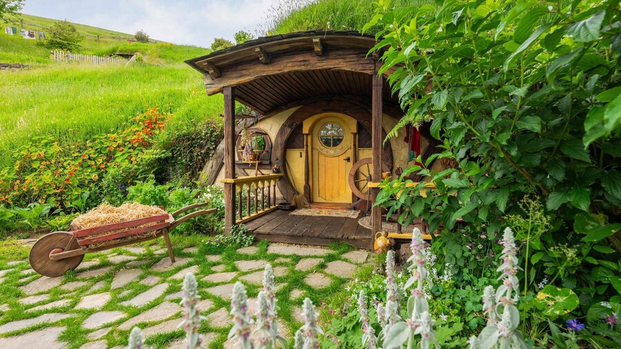 From Auckland: Hobbiton Movie Set Full-Day Trip