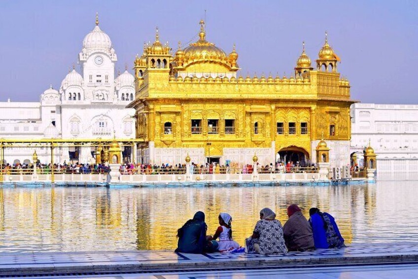 People are watching Golden Temple.