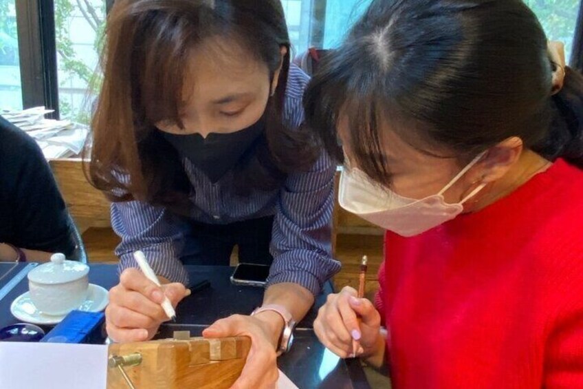 Carving a Korean Stone Seal with a Craftswoman in Insadong