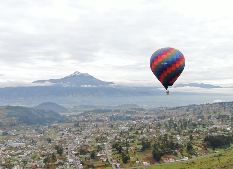 Picture 2 for Activity Otavalo: Sunrise Hot-Air Balloon Ride Over Lago San Pablo