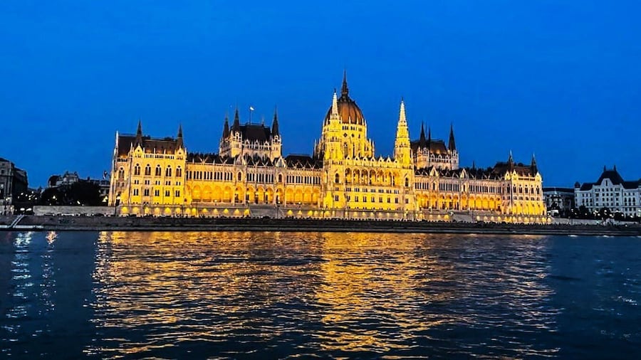 Budapest: City Highlights Cruise with Welcome Drink