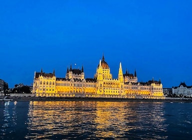 Budapest: City Highlights Cruise with Welcome Drink
