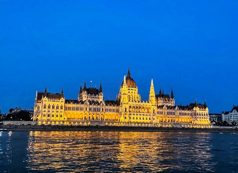 Budapest: City Highlights Cruise with Welcome Drink