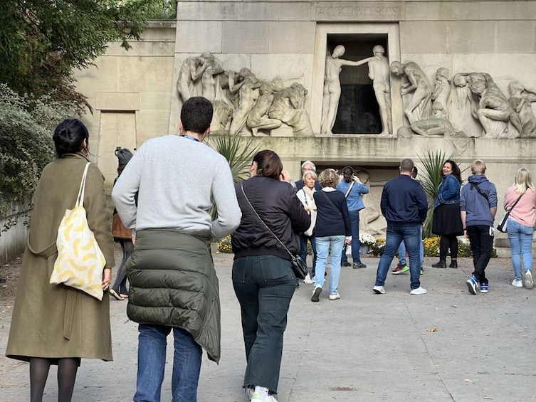  Paris: Haunted Père Lachaise Cemetery Guided Tour