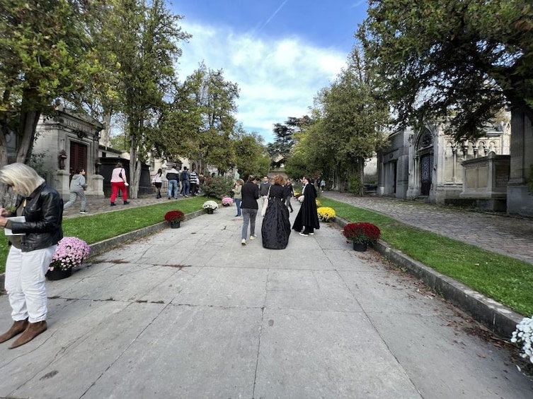  Paris: Haunted Père Lachaise Cemetery Guided Tour