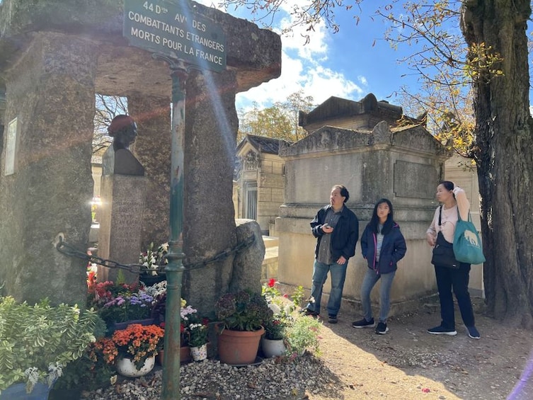  Paris: Haunted Père Lachaise Cemetery Guided Tour