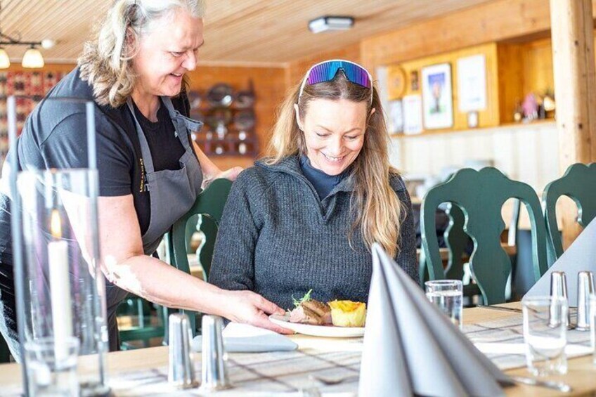 Fondsbu - Solbjørg is serving the lunch.