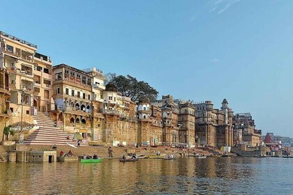 Varanasi: Tour mattutino con sessione di yoga e giro in barca