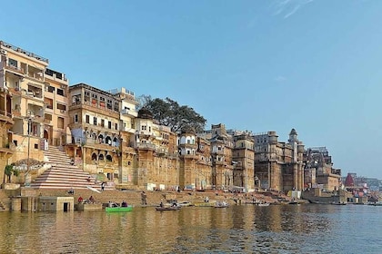 Varanasi : Visite matinale avec séance de yoga et promenade en bateau