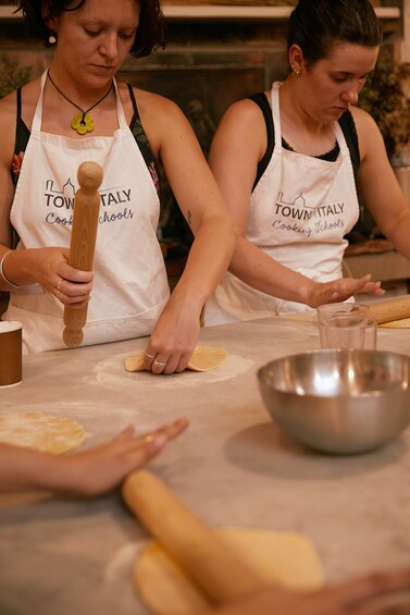 Florence: Pasta exclusive making cooking class with Gelato