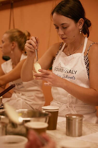 Florence: Pasta exclusive making cooking class with Gelato