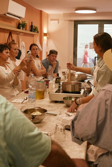Florence: Pasta exclusive making cooking class with Gelato