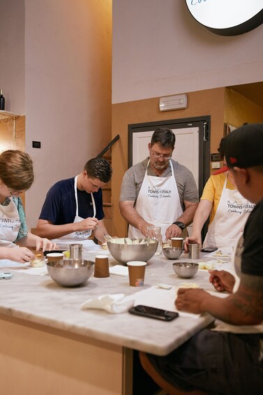 Florence: Pasta exclusive making cooking class with Gelato