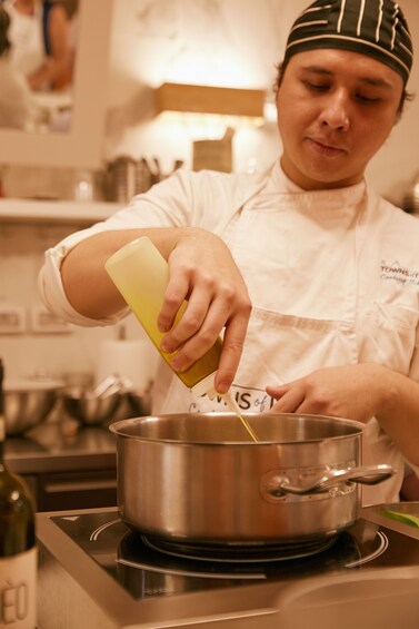 Florence: Pasta exclusive making cooking class with Gelato