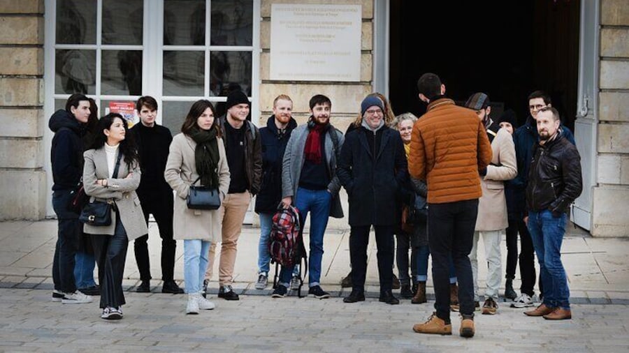 Discovery of the historic center of Nancy. Departure of the visit on Place Stanislas and its immaculate cobblestones.