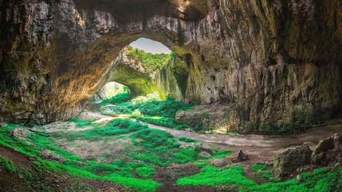 Desde Sofía: cataratas Krushuna de día completo y cueva Devetashka