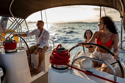 Riviera di Atene: Crociera privata di lusso in barca a vela al tramonto