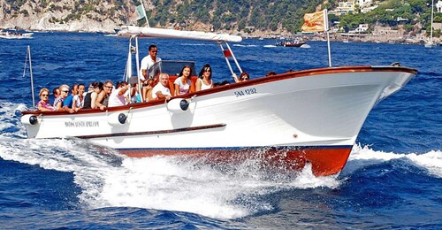 Capri: tour in barca dell'isola con sosta alla Grotta Azzurra