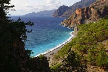 Recorrido privado y virgen por el sur de Creta con senderos y playas oculto...