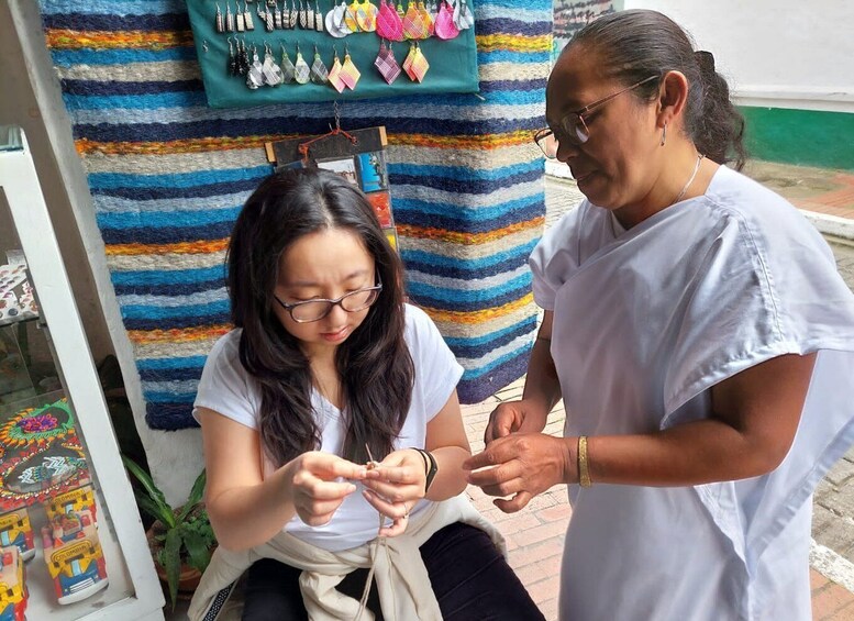 Bogotá: Traditional Colombian Bag Craft Workshop with Drink