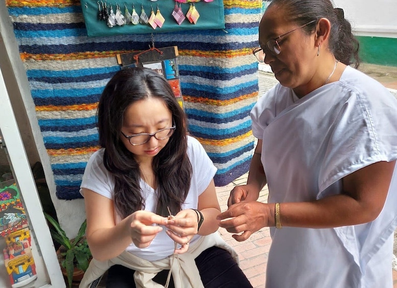 Bogotá: Traditional Colombian Bag Craft Workshop with Drink