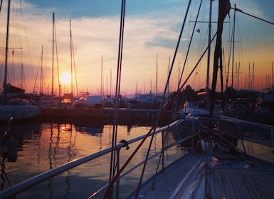 Athener Riviera: Privates Luxusdinner an Bord einer festgemachten Yacht