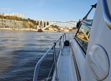 Porto: Private Yacht auf dem Douro-Fluss mit Sekt