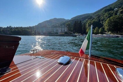 Privé cruise op het Comomeer met luxe houten taxiboot