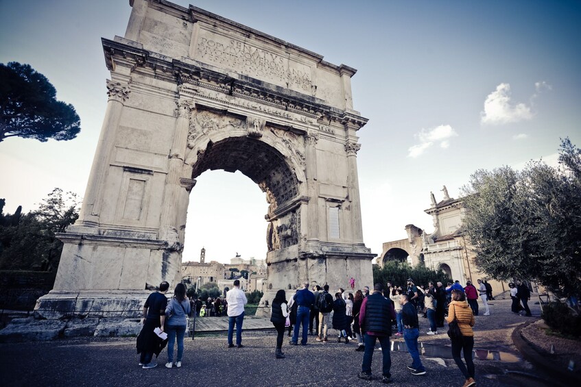 Skip-the-Line Colosseum, Forum & Palatine Hill Tour with Optional Pickup