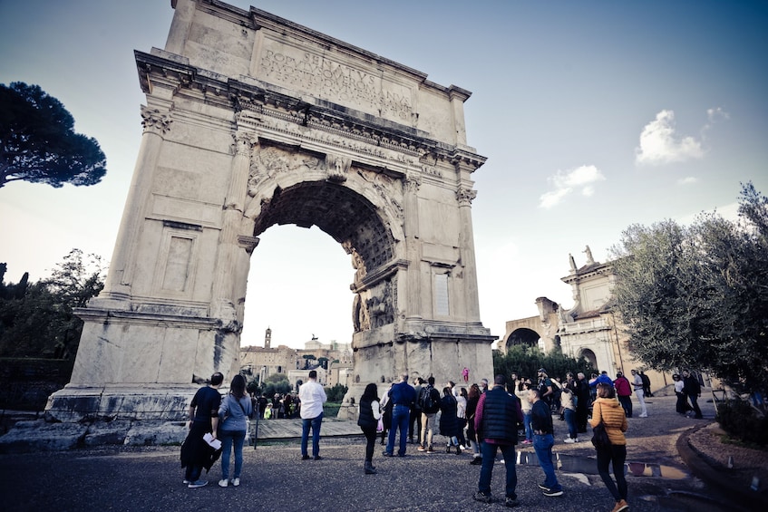 Skip-the-Line Colosseum, Forum & Palatine Hill Tour with Optional Pickup