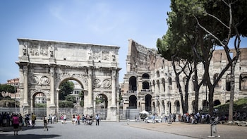 Skip-the-Line Colosseum, Forum & Palatine Hill Tour with Optional Pick-up