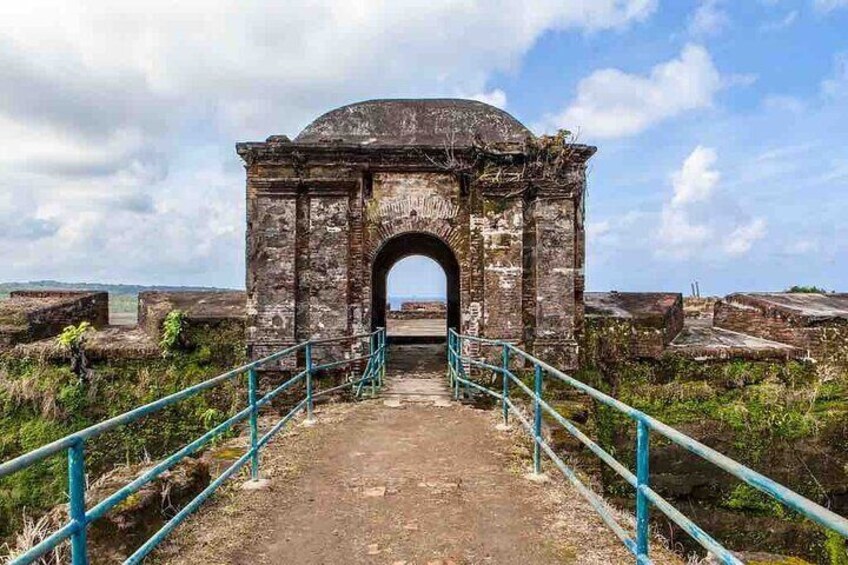 Full-Day Fort San Lorenzo and Panama Canal Guided Tour