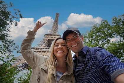 Paris Tur Menara Eiffel & Pelayaran Sungai dengan Opsi Puncak
