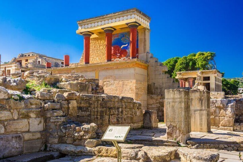 Sightseeing tour services with car and driver to Knossos Palace of Crete