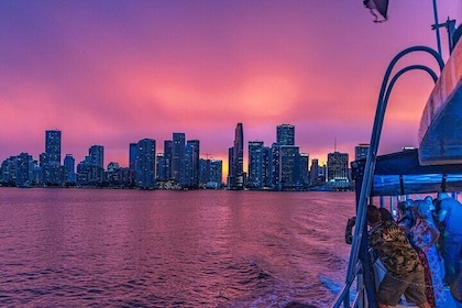 Crucero con cóctel al atardecer y las luces de la ciudad de Miami