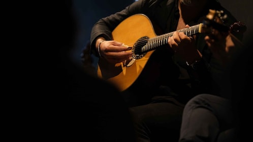 Porto: Intiem fado concert met een glas wijn