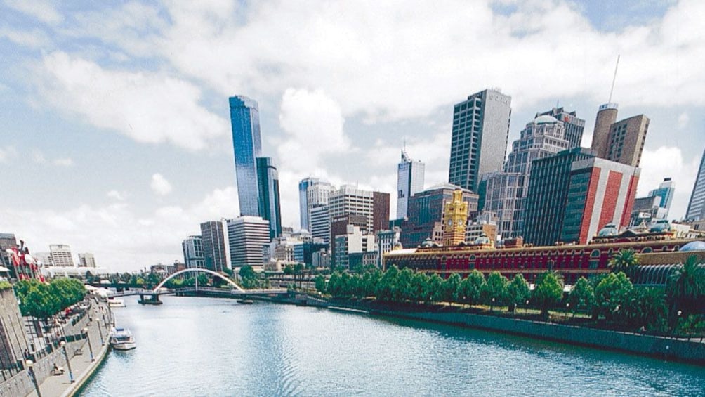 Yarra River through the city of Melbourne